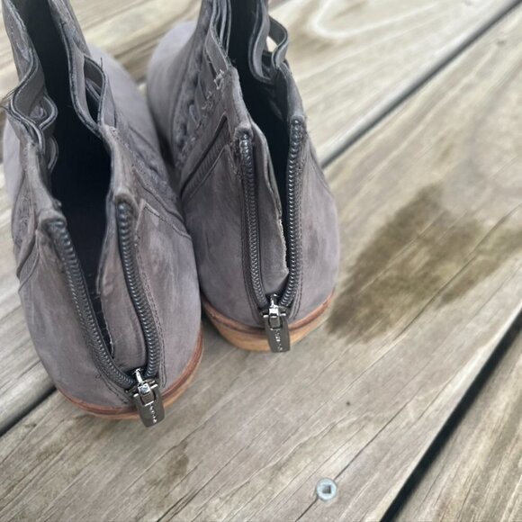 Vince Camuto Gray Leather Pimmy Ankle Boots Size 8 - Picture 7 of 11